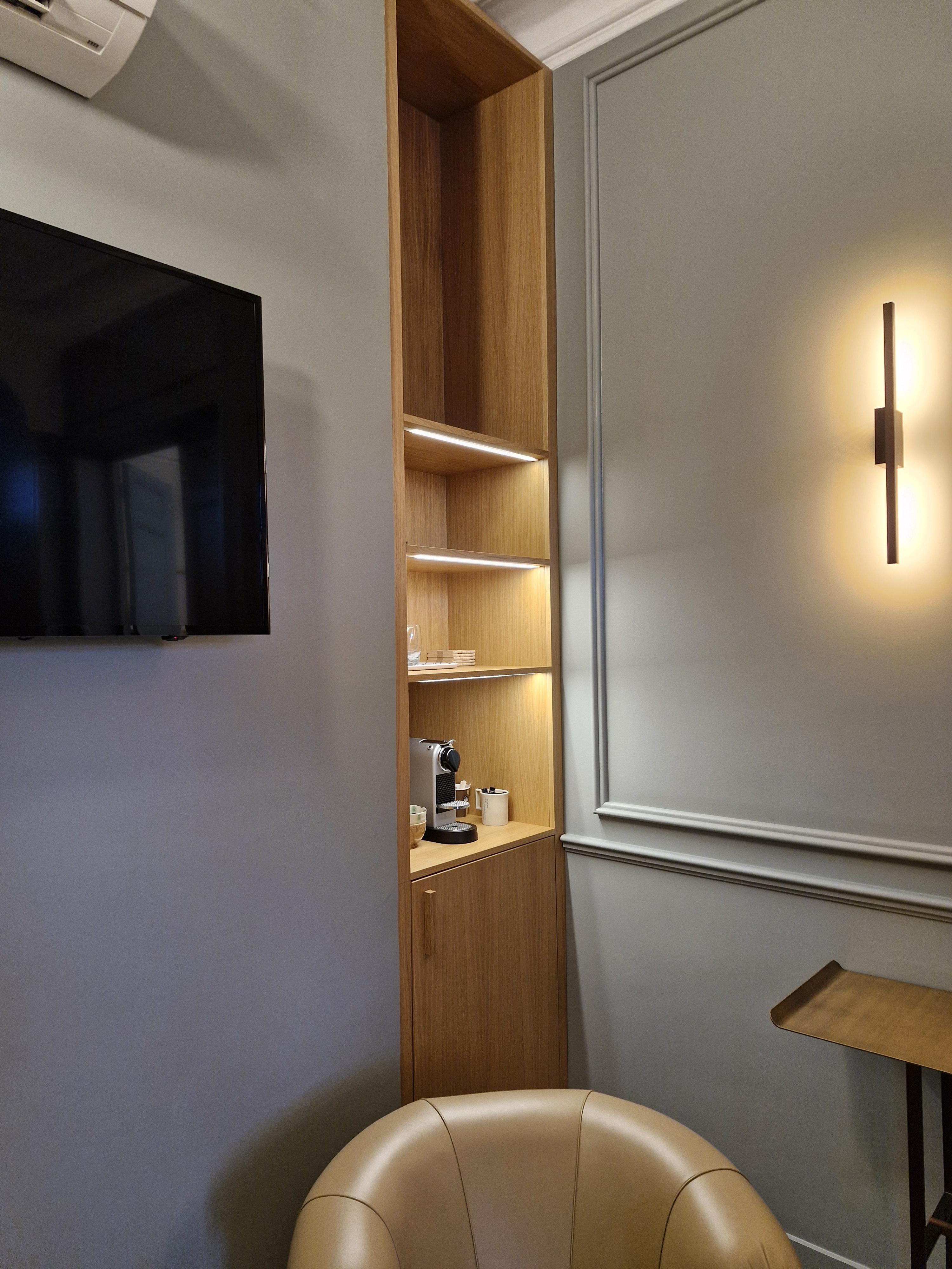 Agencement d'un espace d'accueil client et d'une salle de réunion pour une banque privée à Marseille Agencement d'un espace d'accueil client et d'une salle de réunion pour une banque privée à Marseille