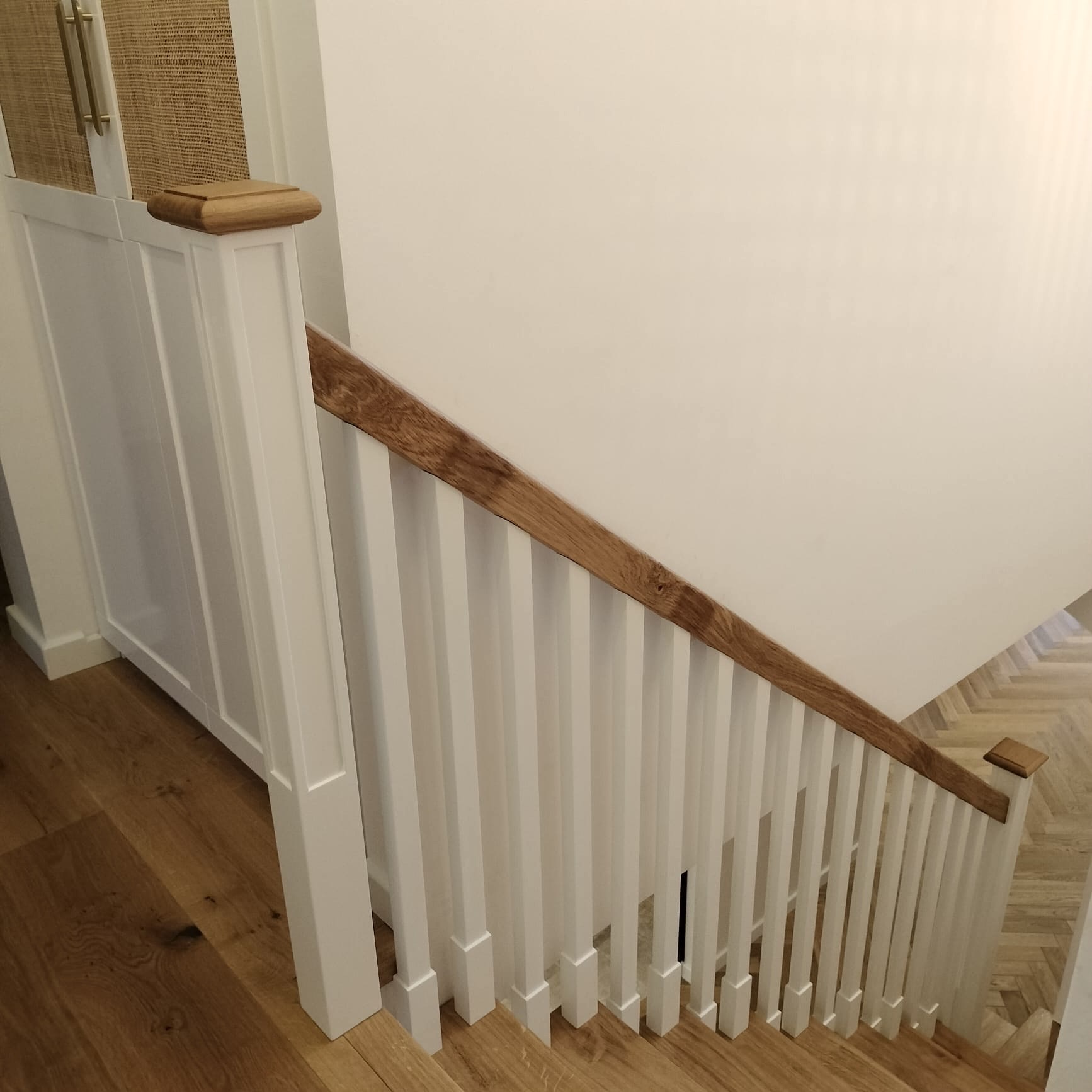 Escalier maçonné transformé en pièce maîtresse avec habillage bois massif et garde-corps moderne à Aubagne