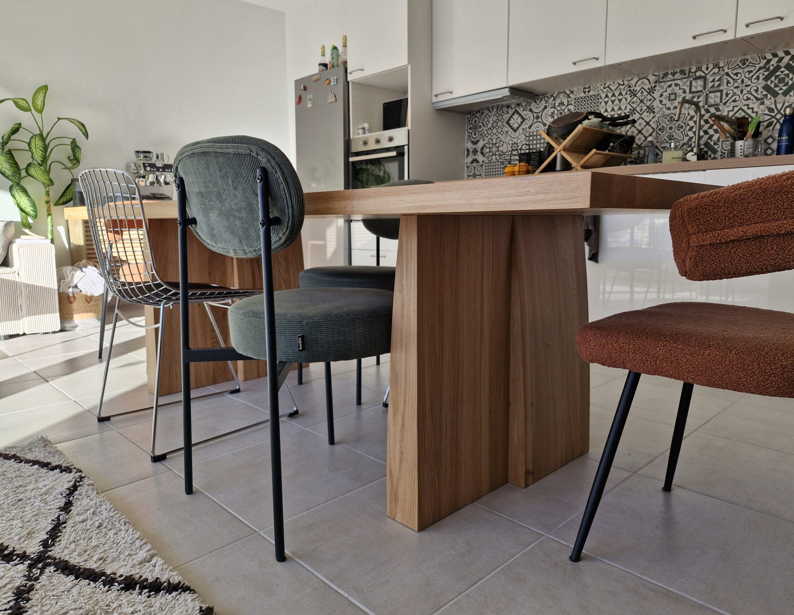 L'élégance intemporelle d'une table en bois massif