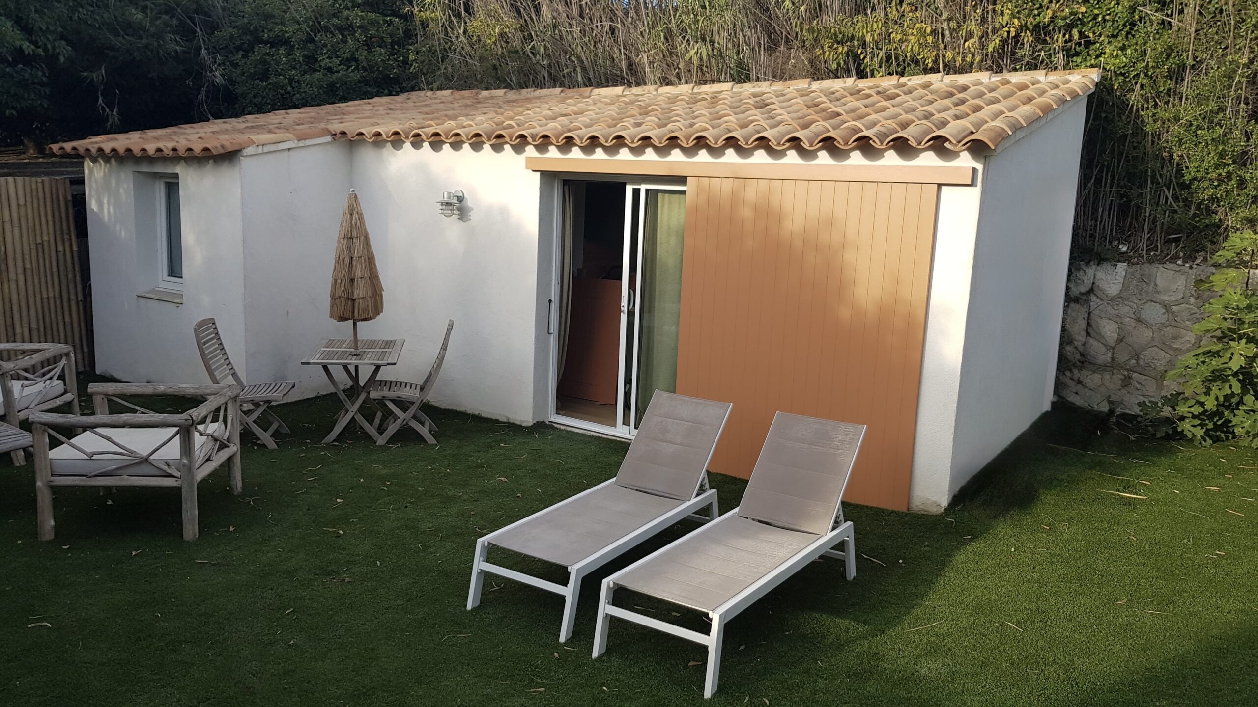 Vue d’ensemble d’un volet en bois sur mesure pour dépendance réalisé par une entreprise menuiserie bois à Aix-en-Provence
