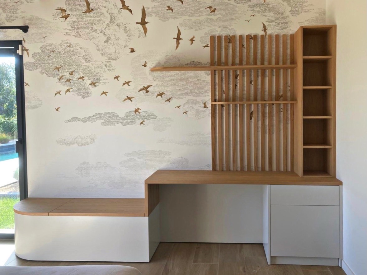 Aménagement sur mesure d’une chambre d’enfant avec bibliothèque, bureau et coffre-banc