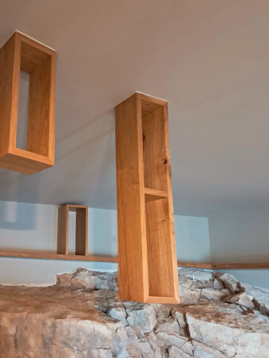 Aménagement d’une cave à vin sur mesure en chêne massif avec intégration de roche naturelle à Carnoux-en-Provence