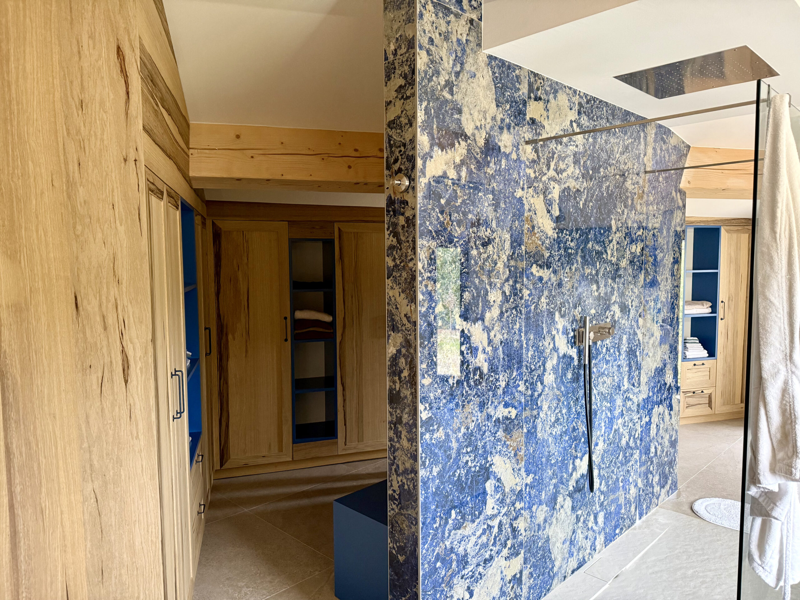 Dressing sur mesure en bois massif et laque satinée : luxe et harmonie à Aix-en-Provence