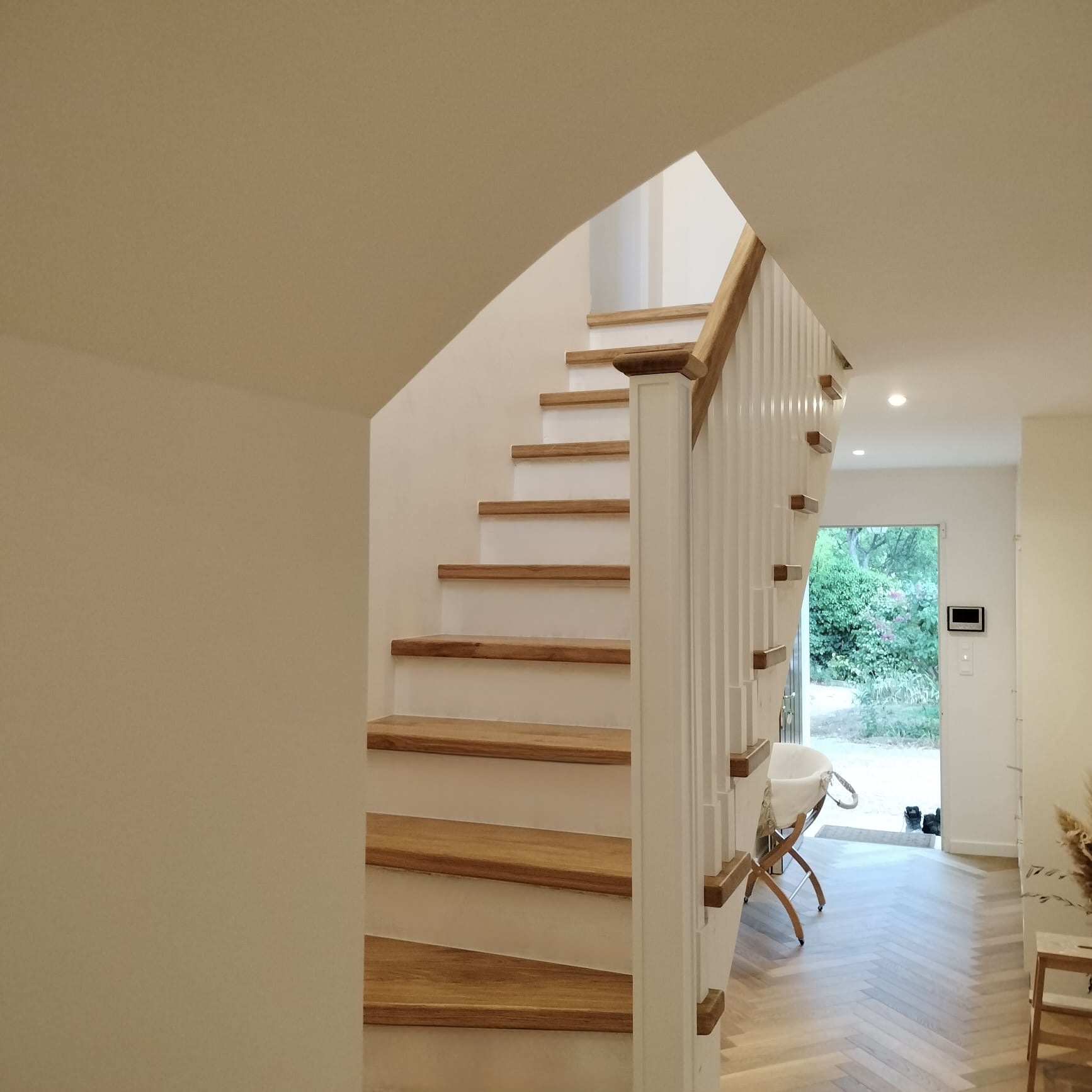 Escalier habillé en bois massif sur mesure avec garde-corps design, finition élégante et moderne à Aubagne
