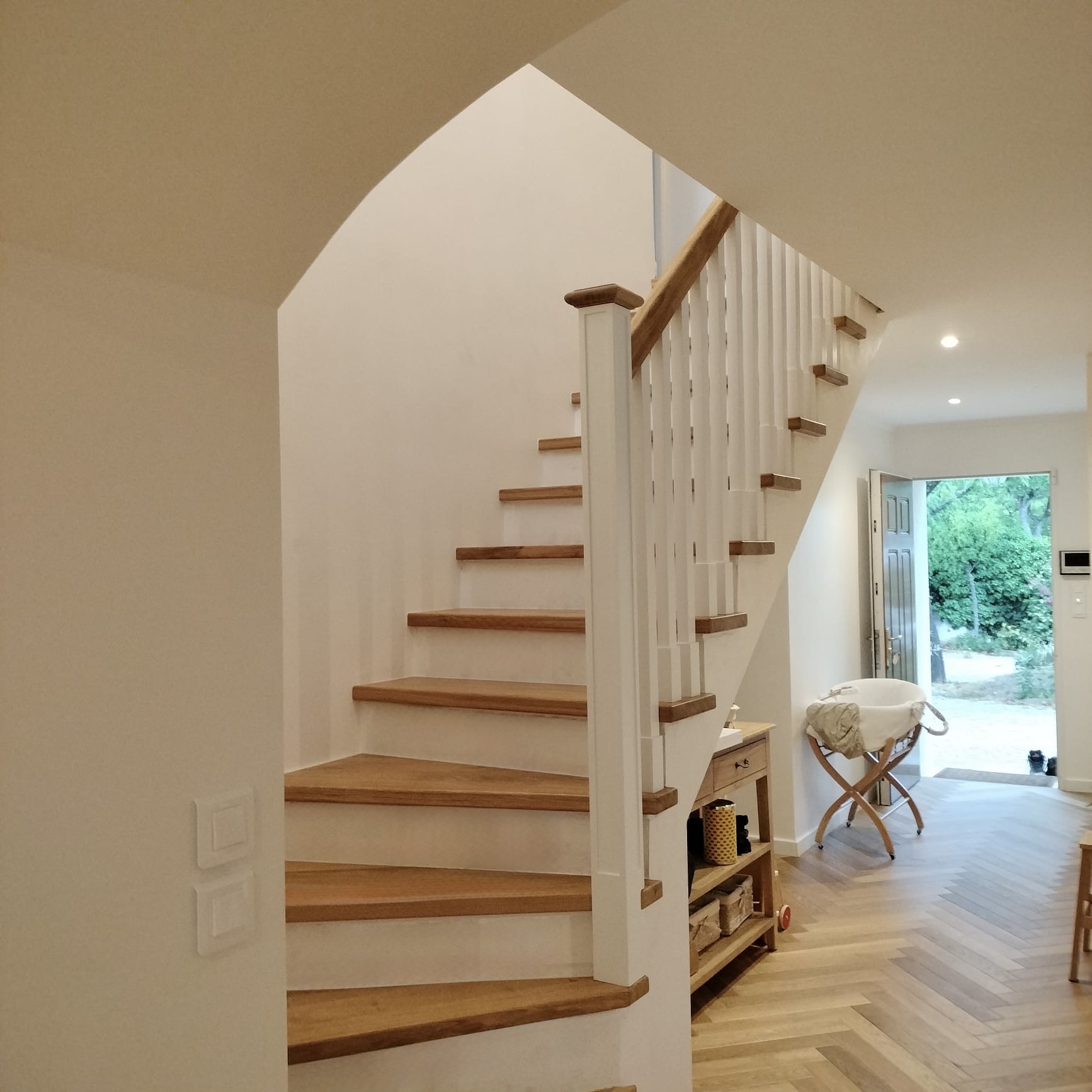 Détail d’un escalier en bois massif sur mesure avec marches et garde-corps design à Aubagne