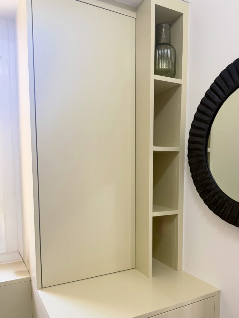 Meuble de rangement avec étagères ouvertes.
