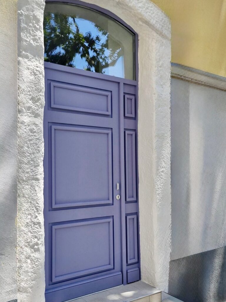 Porte d'entrée avec imposte vitrée cintrée.